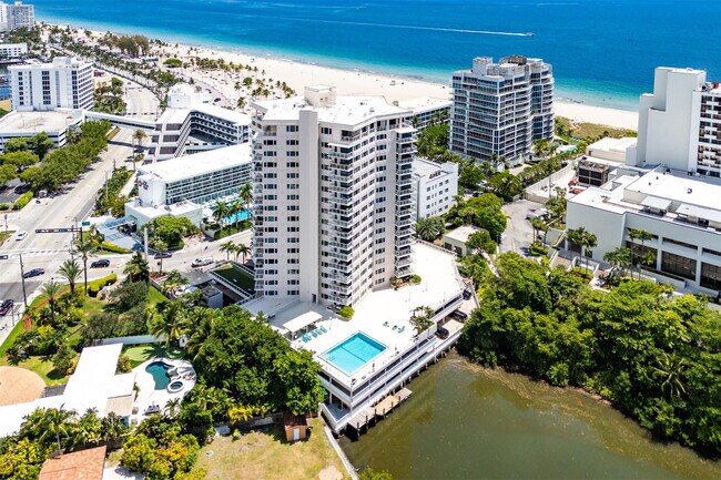 Building Photo - 3000 Holiday Dr