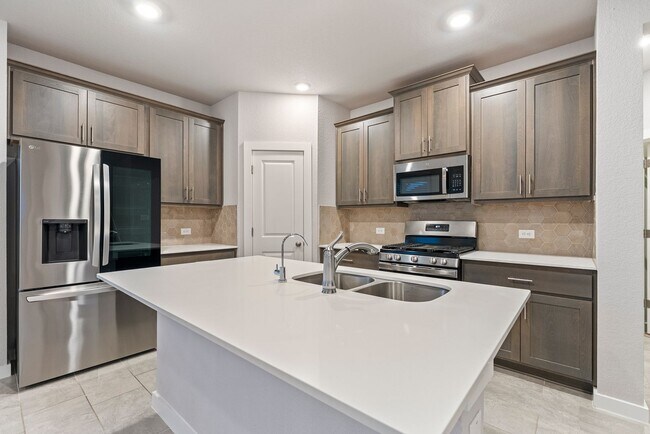 Building Photo - Beautiful 4 bedroom, 3 bathroom home in Hu...