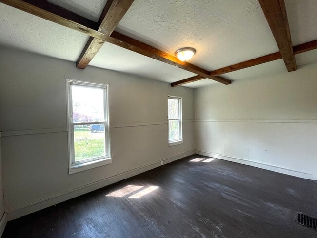 Building Photo - Multi Family Home 3 Bedroom and 1 Bath For Rent - Coming Soon