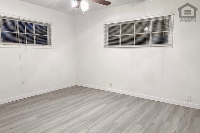 Building Photo - 903