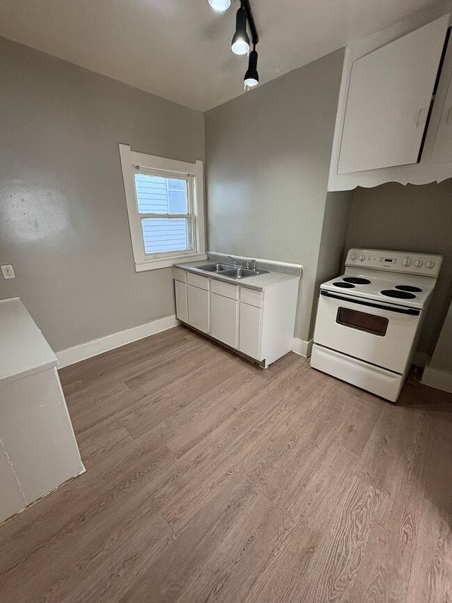 Building Photo - Charming 2-Bedroom Home Near Five Points