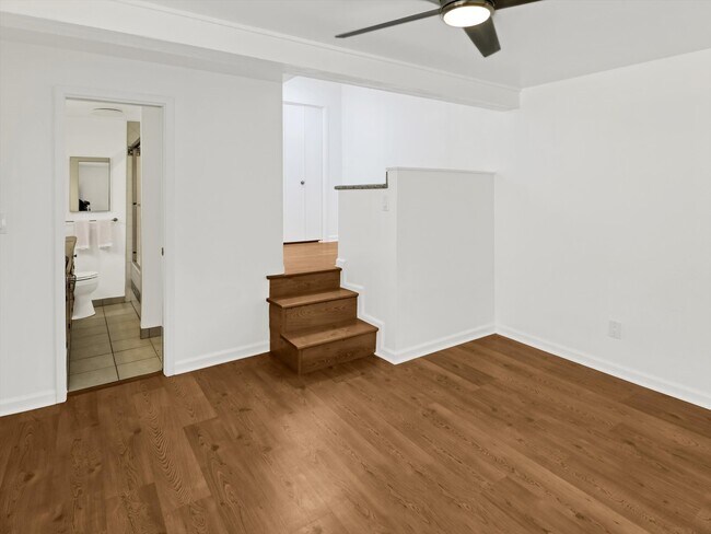 Building Photo - 218 25th Pl