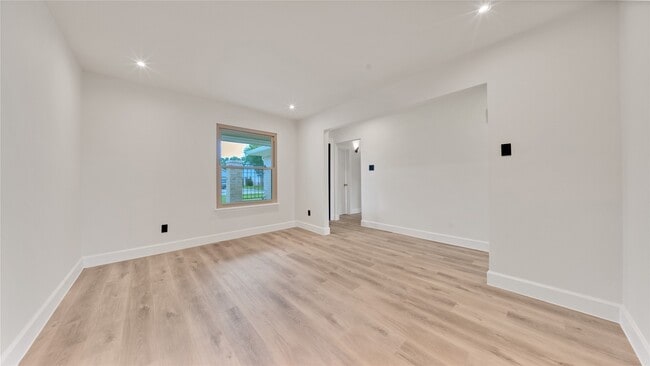 Building Photo - 2407 Bradford Dr