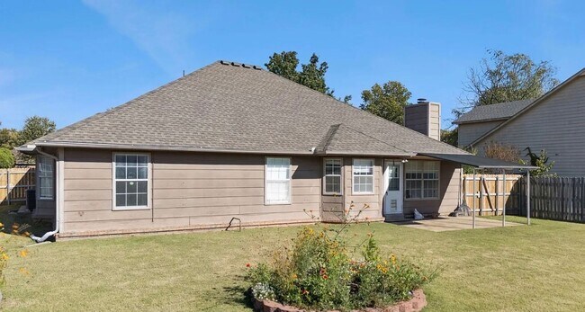 Building Photo - Located in a cul-de-sac, this 3 bedroom, 2 bath, 2 car garage home boasts over 2000 sq ft and a g...