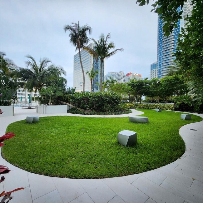 Building Photo - 950 Brickell Bay Dr