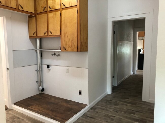 Building Photo - Enjoy The River Breeze On The Front Porch