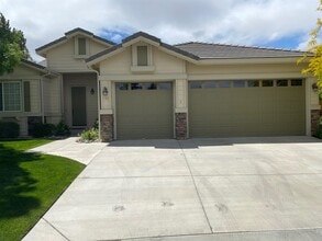 Building Photo - <b>Huge 4 Bed 2 Bath + Den Golf Course Hom...
