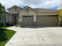 Building Photo - <b>Huge 4 Bed 2 Bath + Den Golf Course Hom...