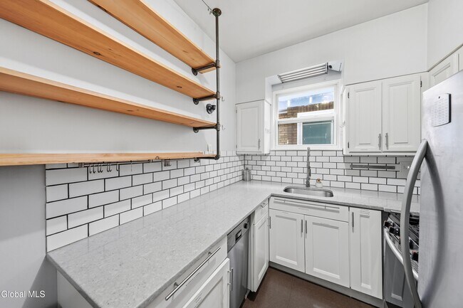 Building Photo - 688 Myrtle Ave