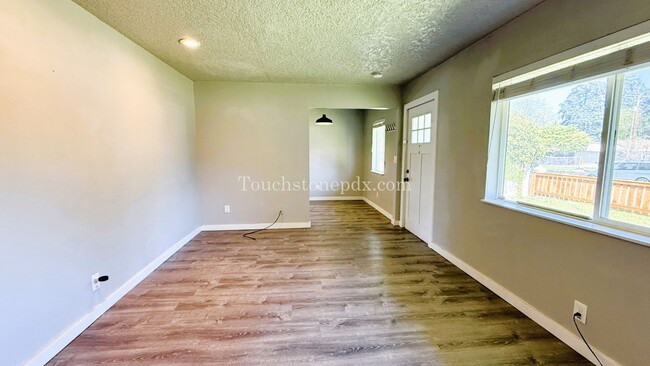Building Photo - Beautifully Remodeled Home in Near Powell ...