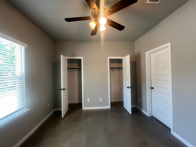 Building Photo - Luxury 3/2 Duplex in Seguin, Texas