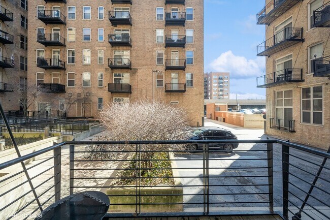 Building Photo - 420 S Clinton St