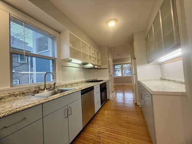 Building Photo - 172 Maplewood St