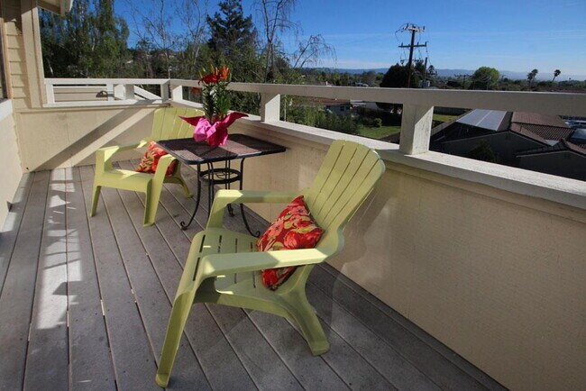 Building Photo - Open House Sunday December 7th 1-2pm  Beautiful Santa Cruz  Townhome in Prime Westside Location.