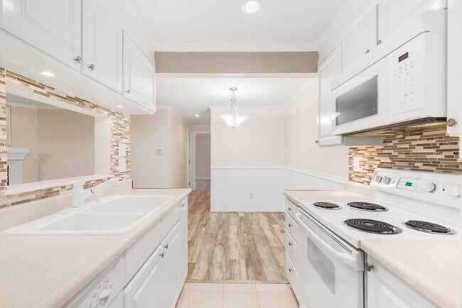 Building Photo - Beautifully updated Ground Floor 2 Bedroom...