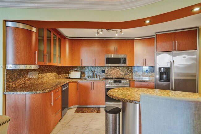 Building Photo - 800 Parkview Dr