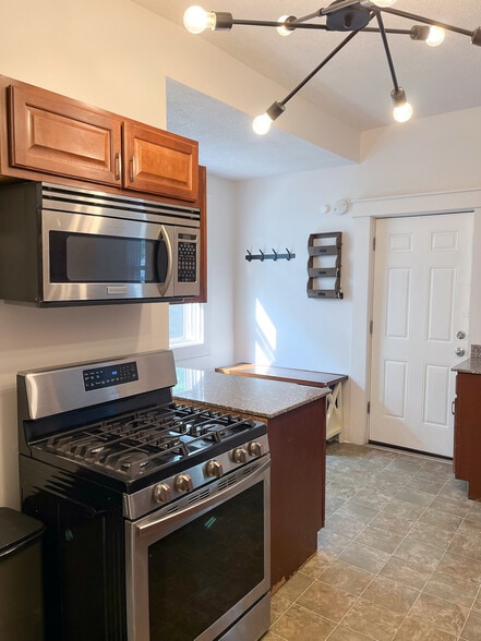 Building Photo - 3148 Columbus Ave