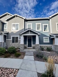 Building Photo - Almost New 3BD 2.5Bath Townhouse