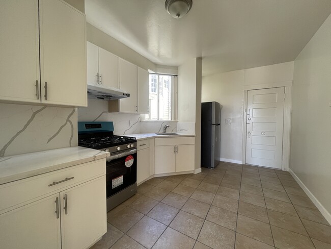 Building Photo - 1br - Large Remodeled 1bed W/Large Closet/...