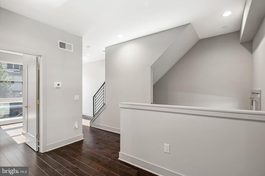 Building Photo - 670 N 13th St