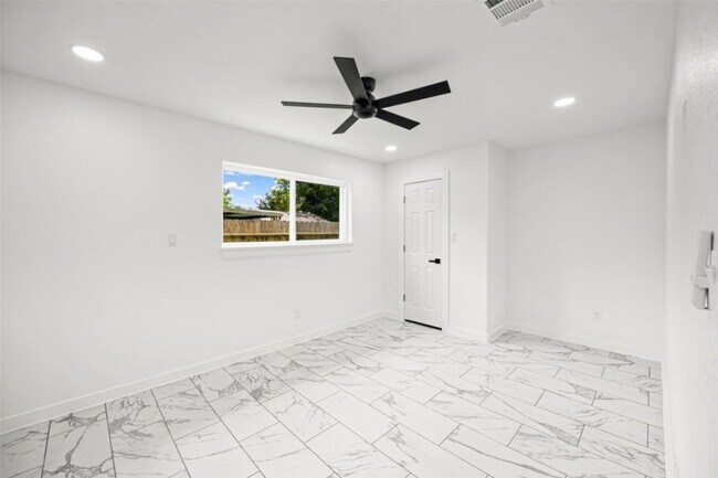 Building Photo - 12831 Nyack Dr