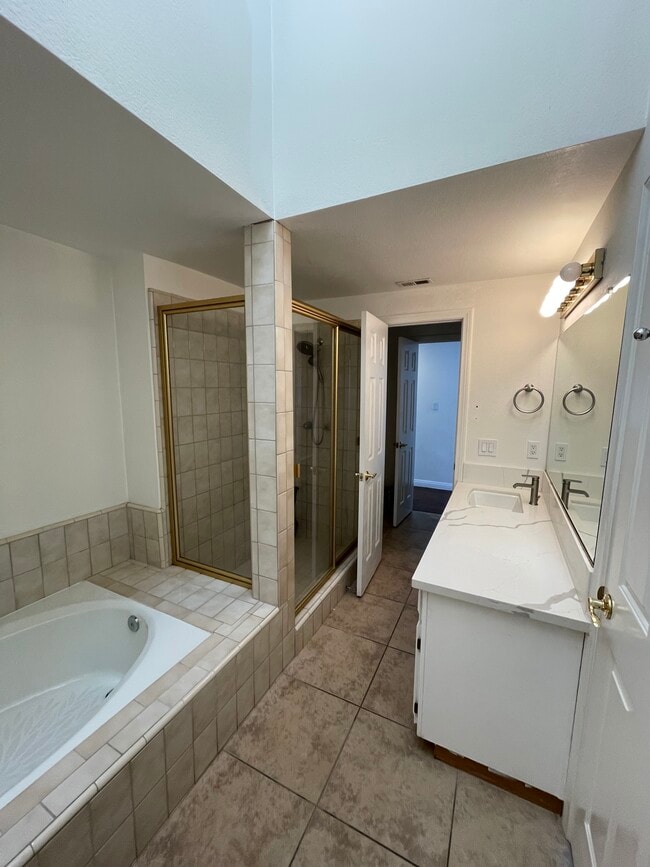 Master Bath - 2703 Grant Ave