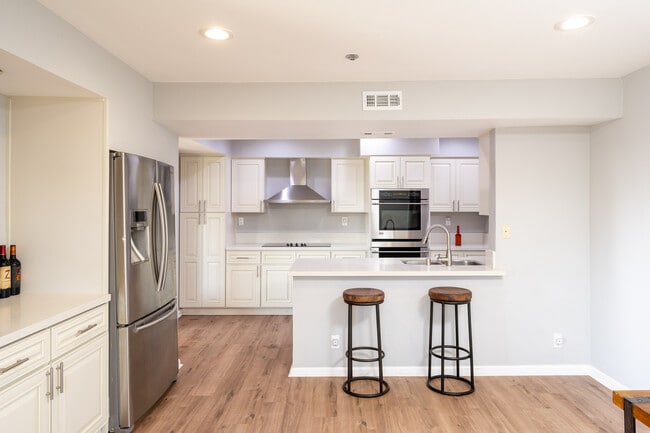 Building Photo - 230 S Catalina Ave