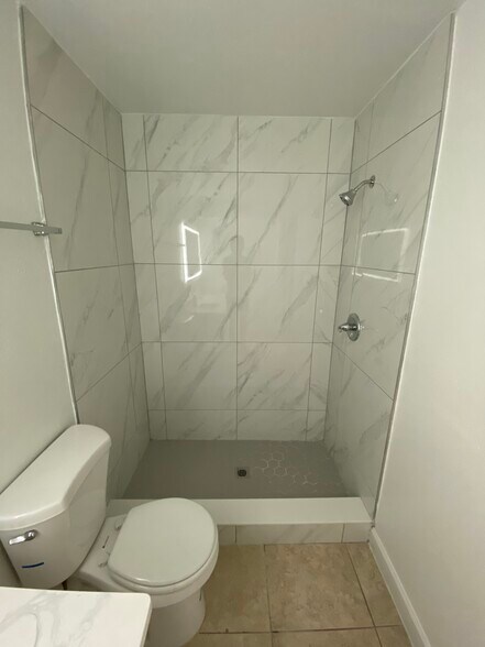 Master Shower - 4512 Commander Dr