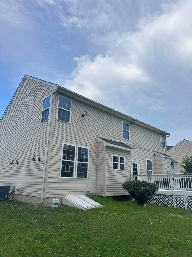 Building Photo - 5 Bayview Ct