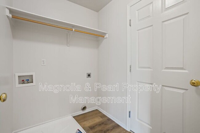 Building Photo - 979 Peregrine Dr