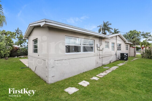 Building Photo - 2720 SW 18th St