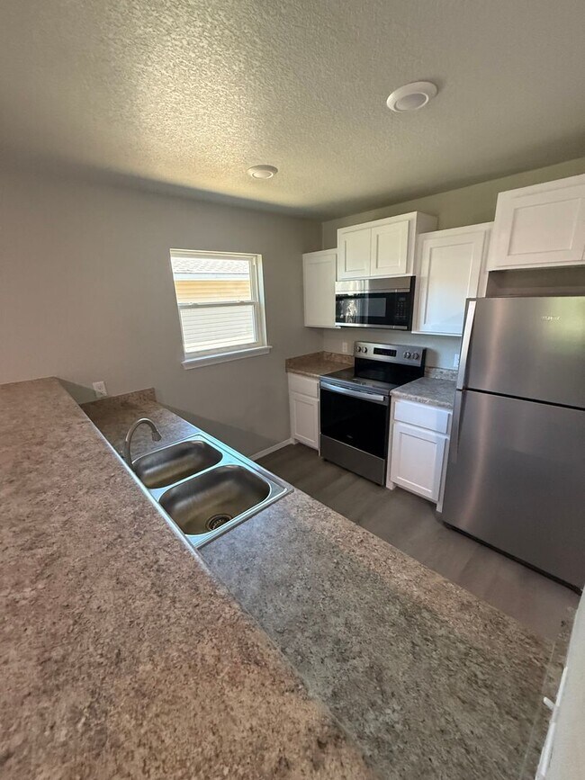 Building Photo - 2109 Birnie Ave