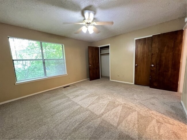 Building Photo - 2043 E Oaks Dr