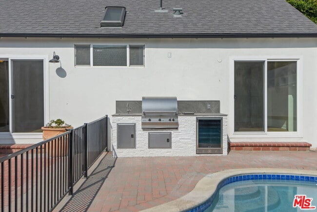 Building Photo - 500 Warner Ave