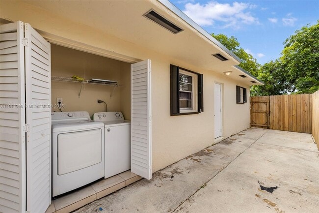 Building Photo - 2033 Dewey St