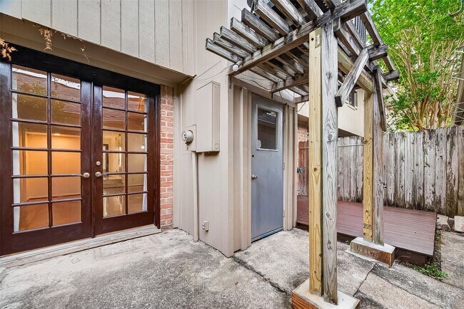 Building Photo - 7505 Memorial Woods Dr