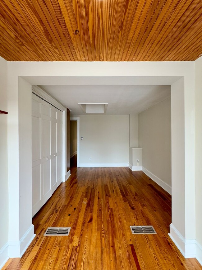 Building Photo - Charming 2 Bedroom/1 Bathroom Townhome with Deck and Parking Pad in South Baltimore!