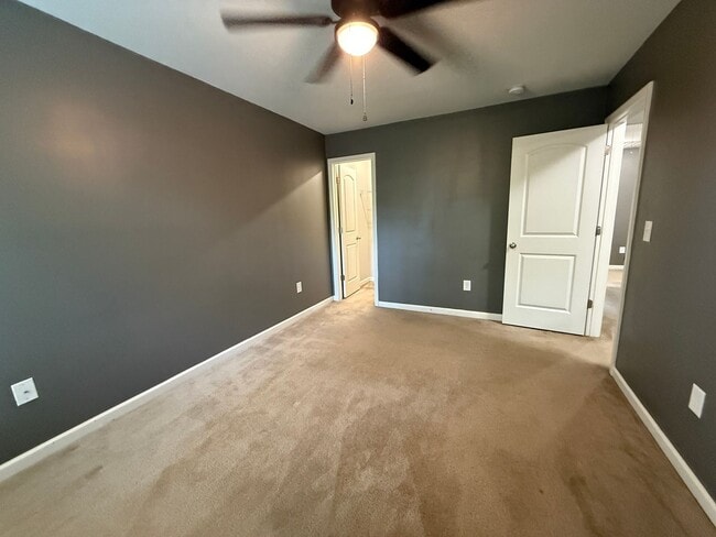Building Photo - Gorgeous 3 Bed 2.5 Bath Plus Loft Home on ...