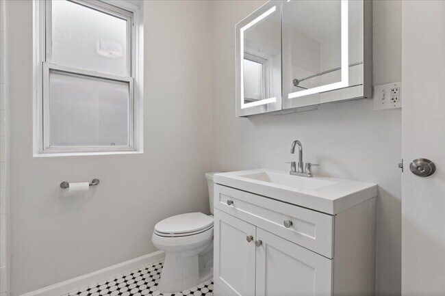 Building Photo - 2338 N Avers Ave