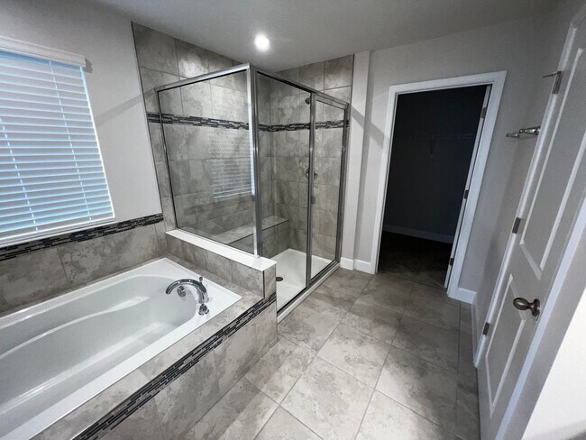 Building Photo - Stunning 5 bedroom 3 bath Winter Haven Home near Lego Land!