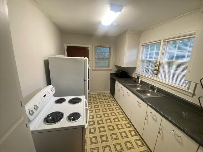 Building Photo - 2076 Midway St