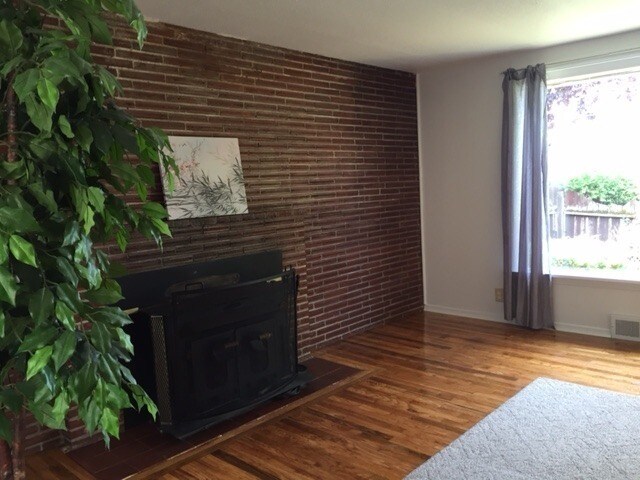 Building Photo - Greenwood Duplex