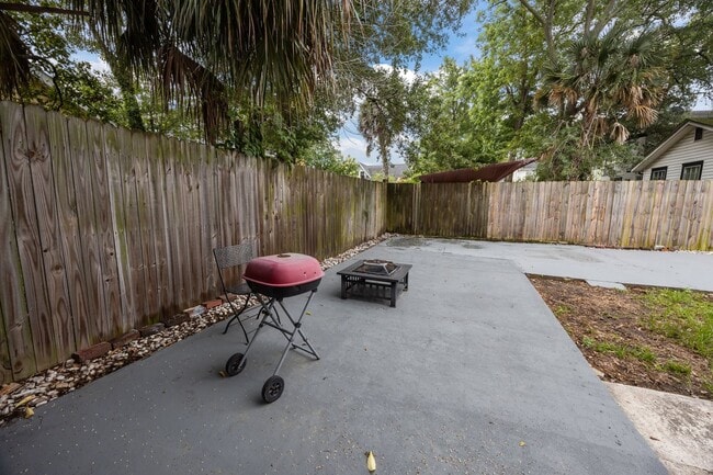 Building Photo - Incredibly Well Maintained & Beautiful Hom...