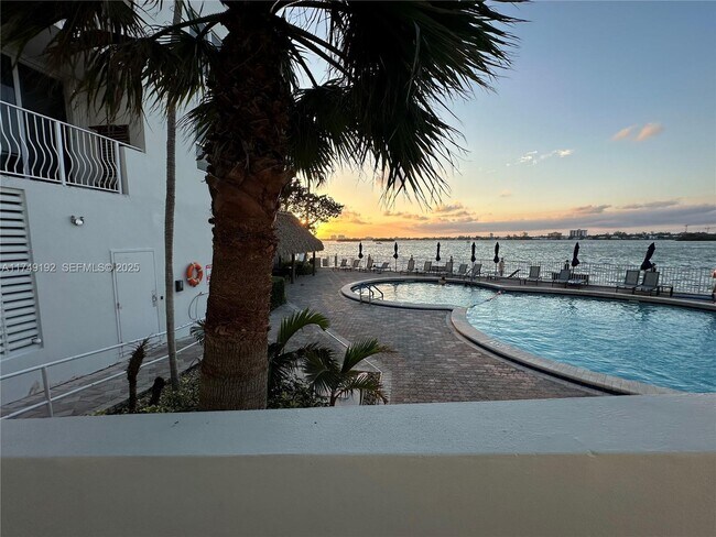 Building Photo - 10350 W Bay Harbor Dr