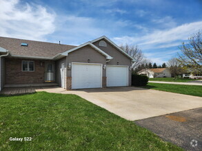Building Photo - 4 Bedroom Greenville