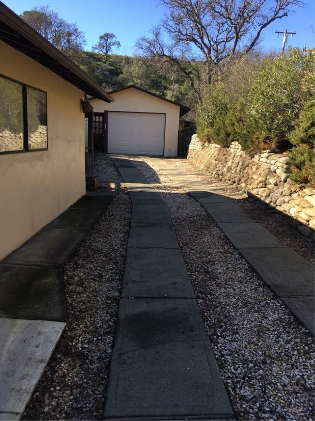 Building Photo - Spacious Clearlake Home