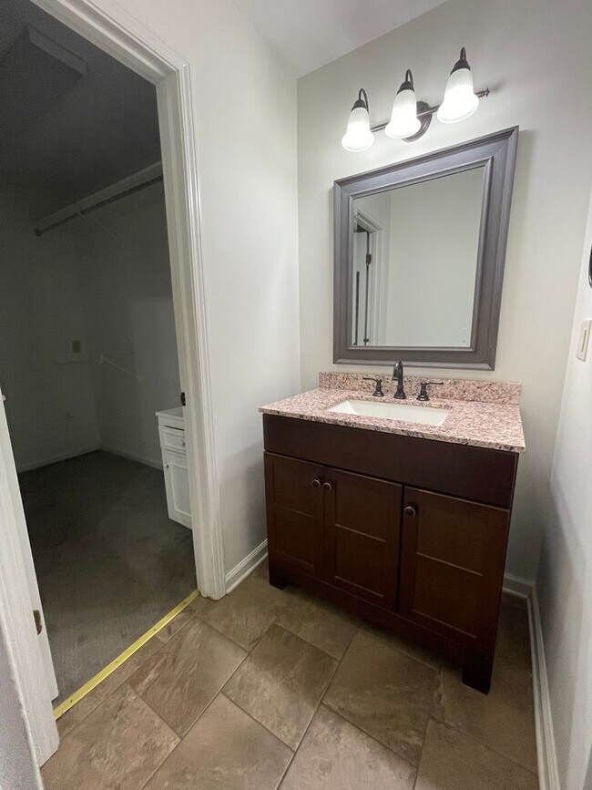 Building Photo - Large 4/4 House in Maplewood $2,650