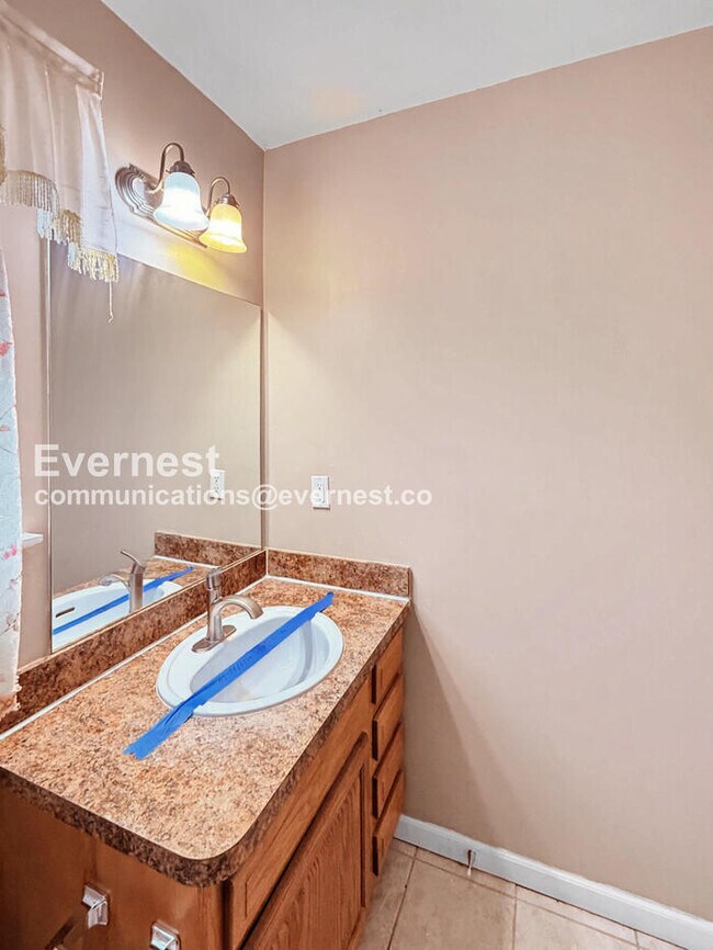 Building Photo - Spacious 3 Bed, 2.5 Bath Home with Fenced Yard and Attached Garage