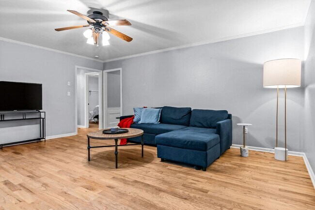 Building Photo - Prime Time Normal Town Living Home!