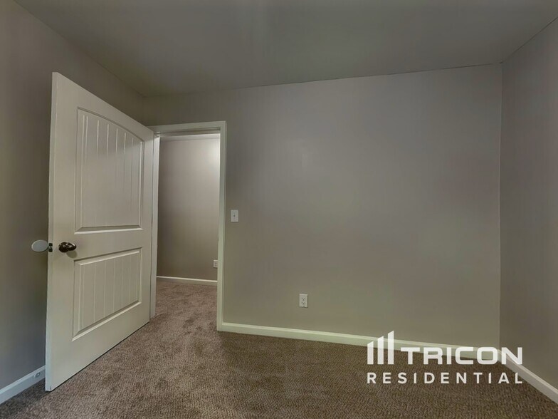 Building Photo - 211 Hollyhock Ln